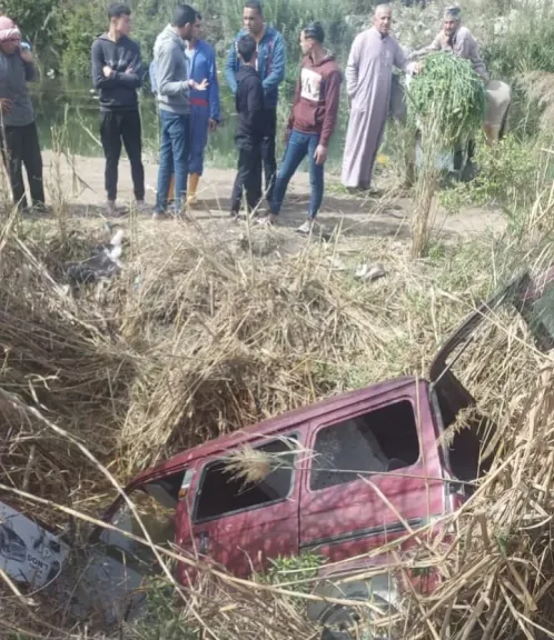 إصابة شخصين إثر انقلاب سيارتين نقل ”ثقيل” على جانب الطريق أعلى كوبرى إيتاي البارود