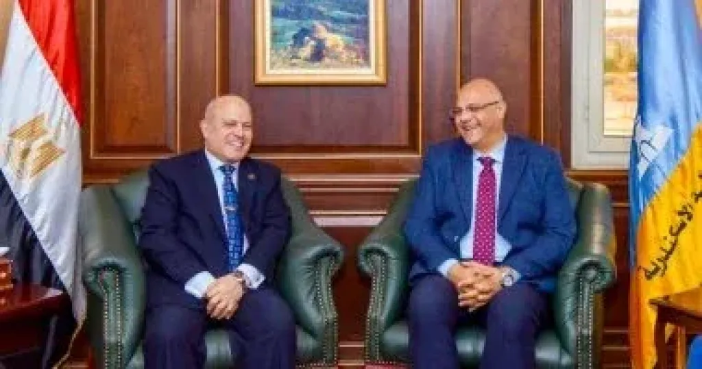 رئيس النيابة الإدارية يهنئ محافظ الإسكندرية ويؤكد تعزيز التعاون