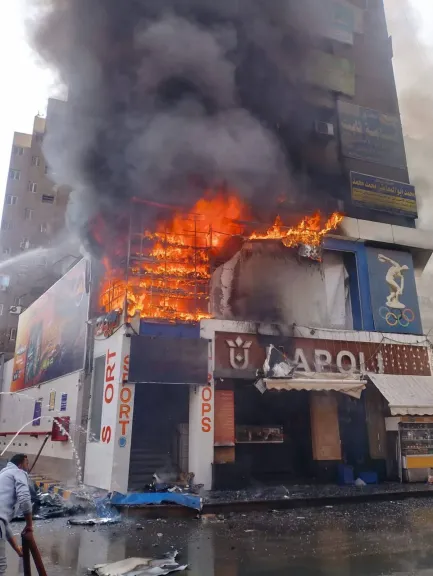 حريق هائل في محل  لبيع الملابس  بأسيوط