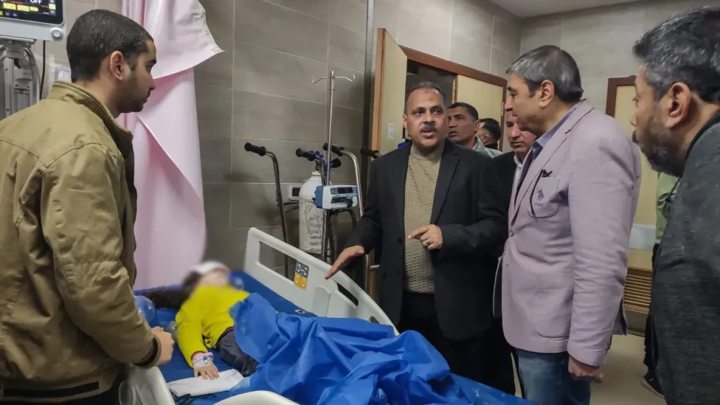 محافظ الشرقية يزور مصابي حادث تصادم ميني باص مع نقل بطريق العاشر من رمضان/بلبيس بالمستشفى الجامعي