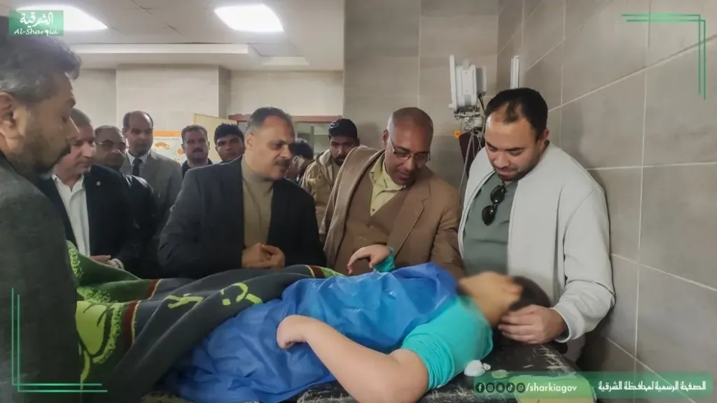 محافظ الشرقية يزور مصابي حادث تصادم ميني باص مع سيارة نقل بطريق العاشر