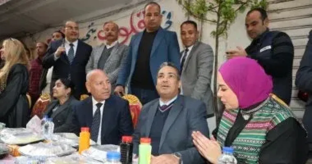 محافظ القاهرة يشارك فى أكبر إفطار جماعى بعزبة حمادة فى المطرية