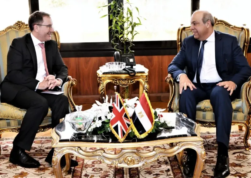 وزير الطيران المدني يستقبل السفير البريطاني بالقاهرة لتعزيز أطر التعاون المشترك  في مجال النقل الجوي.