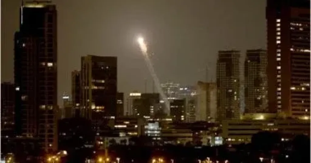 دوى انفجارات ضخمة يهز تل أبيب وغرب رام الله