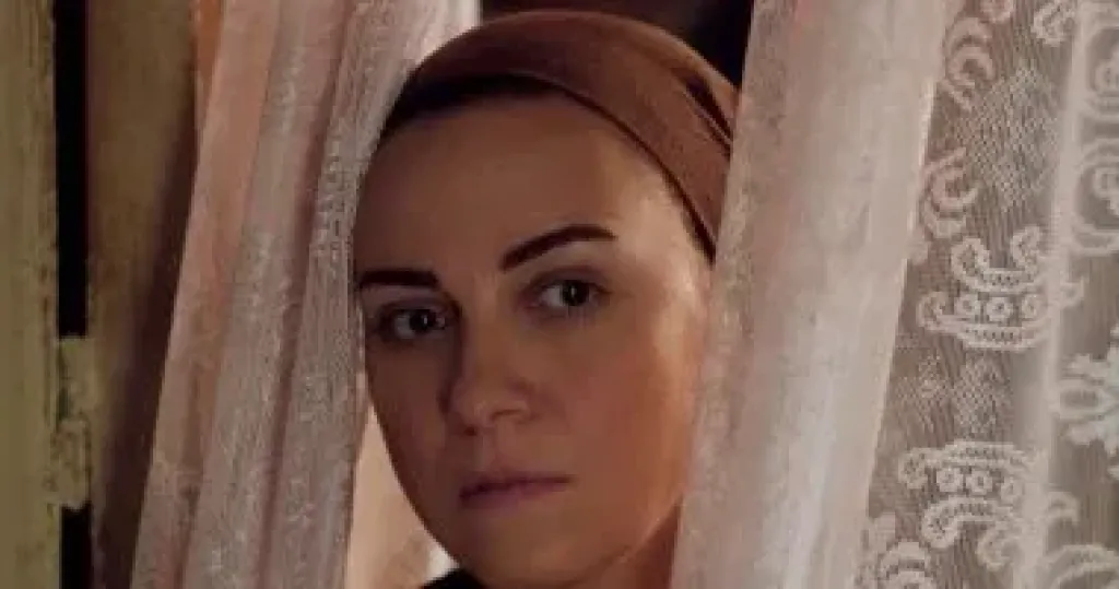 مسلسل حكاية نرجس الحلقة 1.. إعجاب متبادل بين ريهام عبد الغفور وحمزة العيلي