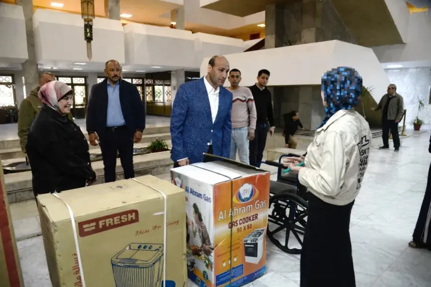 محافظ أسيوط يسلم جهاز عروسة وكرسيًا متحركًا لشقيقها في لفتة إنسانية
