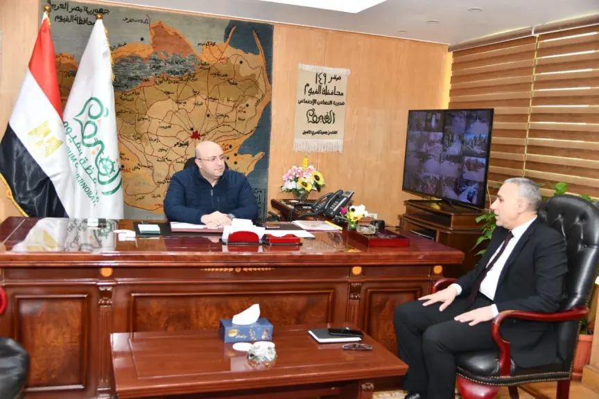 محافظ الفيوم يناقش خطط دعم برامج التنمية المحلية ومشروعات البنية الأساسية