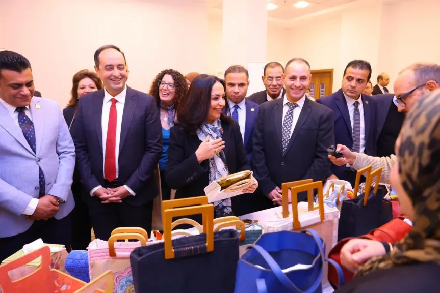 وزيرة التضامن تتفقد معرض منتجات المتعافيات من الإدمان وتوجه بالترويج لها في معارض «ديارنا»