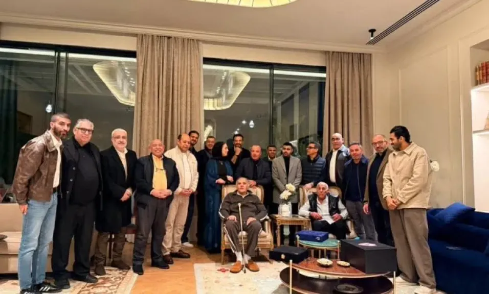 مجلس الزمالك يزور ممدوح عباس ويمنحه درع النادي بعد اختياره رئيسًا شرفيًا