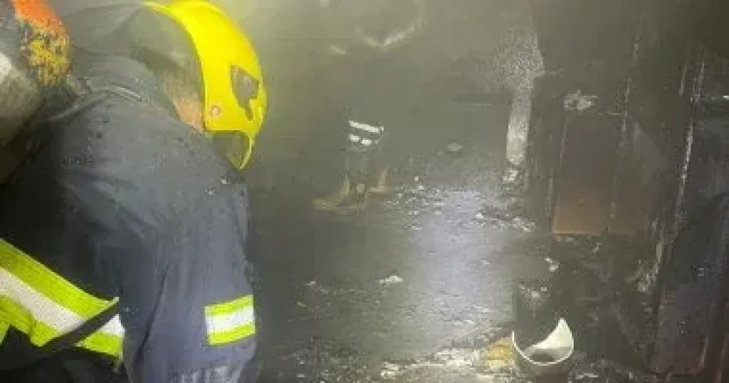 الدفع بـ4 سيارات إطفاء للسيطرة على حريق مخزن مفروشات بالفيوم