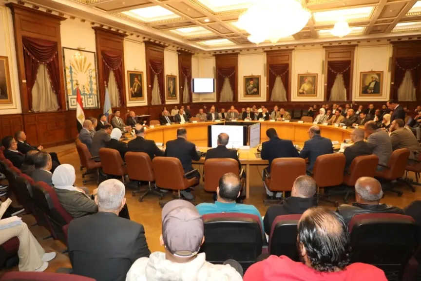 وزير الصناعة ومحافظ القاهرة يعقدان حواراً مفتوحاً ومباشراً مع مستثمري منطقة شق الثعبان الصناعية