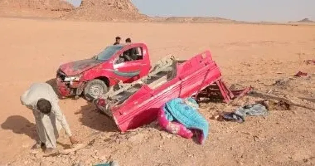 مصرع شخصين وإصابة 13 فى حادث انقلاب سيارة بطريق أبوسمبل