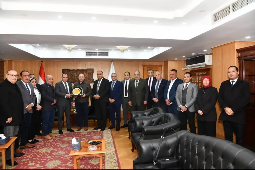 محافظ الفيوم يستقبل وفد حزب المؤتمر للتهنئة بتجديد ثقة القيادة السياسية