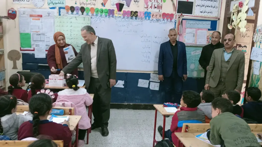تعليم أسيوط يتفقد مدارس بنى مر بالفتح ويجرى اختبار للطلاب على مهارات