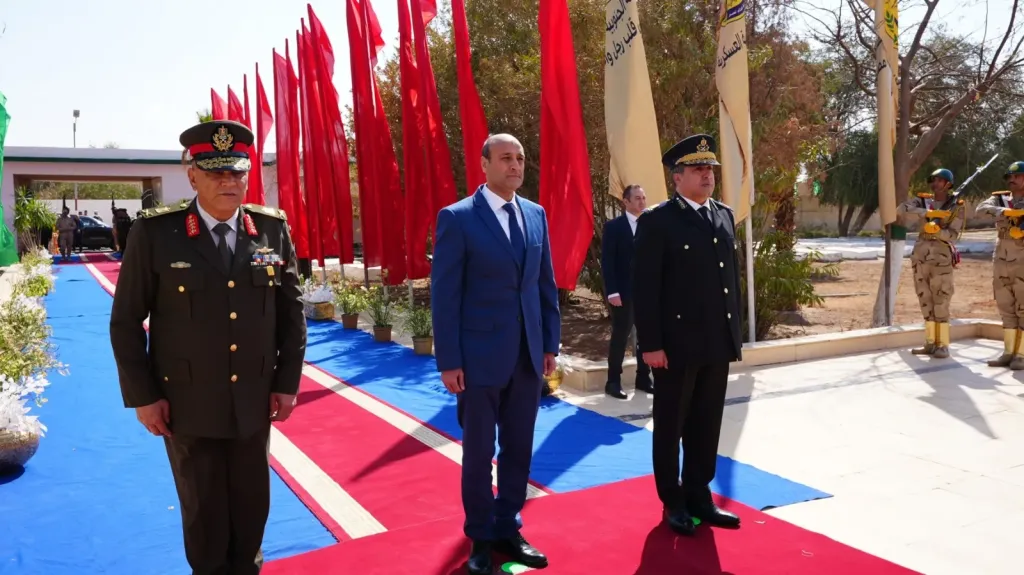 محافظ أسيوط يشارك في مراسم وضع إكليلًا من الزهور على النصب التذكاري