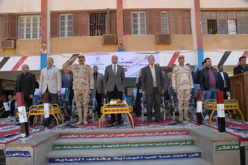 محافظ أسيوط يضع إكليلًا من الزهور على النصب التذكاري بمدرسة ناصر العسكرية