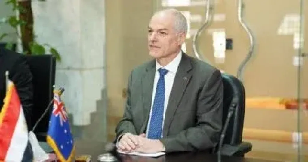 سفير أستراليا يساعد في إعداد وجبات الإفطار في شوارع القاهرة