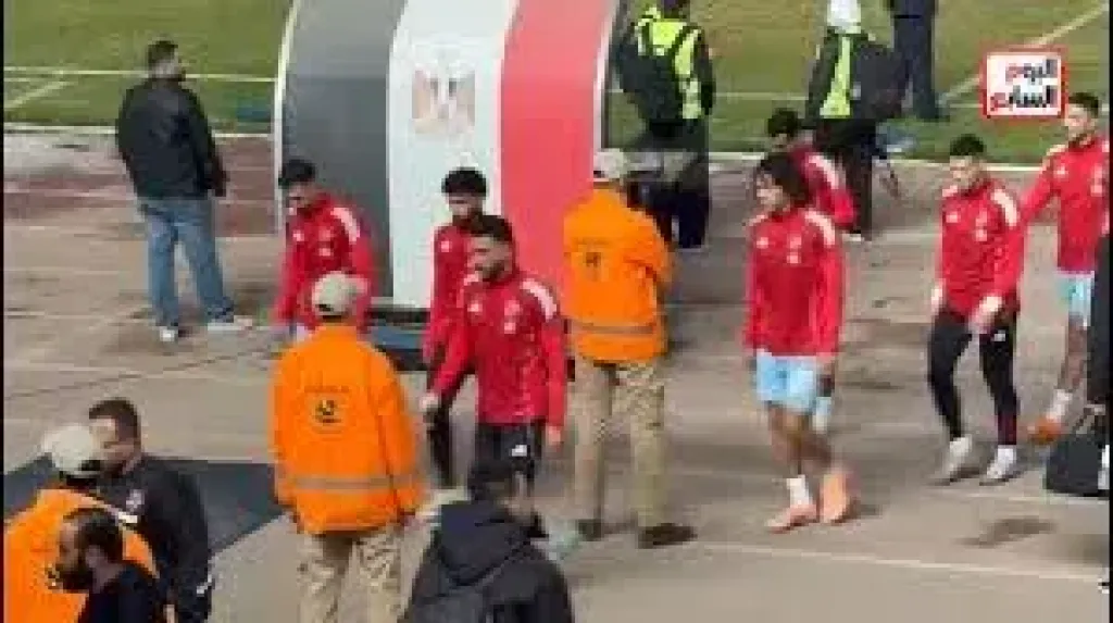 رغم الإصابة، كريم فؤاد يدعم الأهلي من المدرجات أمام طلائع الجيش