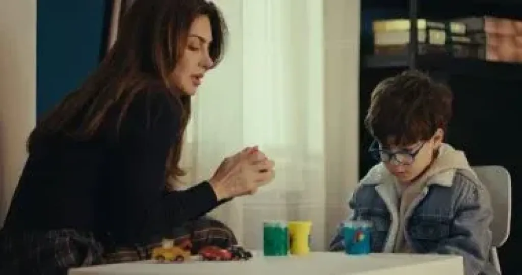 مسلسل اللون الأزرق الحلقة 5.. آمنة تصطحب حمزة لمركز سديم والصدمة لفقدان عملها