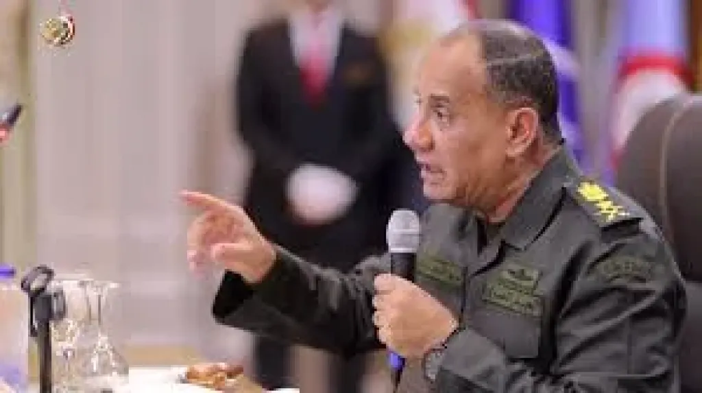 وزير الدفاع يلتقى قادة بالوحدات والوحدات الفرعية بالجيشين الثانى والثالث