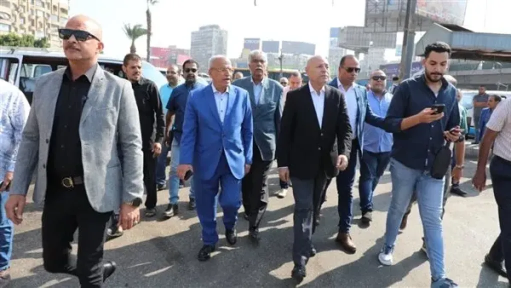 ​محافظ القاهرة في جولة بالأسواق ومواقف السرفيس عقب تعديل أسعار الوقود