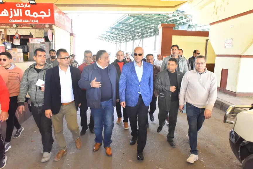محافظ أسيوط يقود جولة ميدانية على مواقف السرفيس ومحطات الوقود