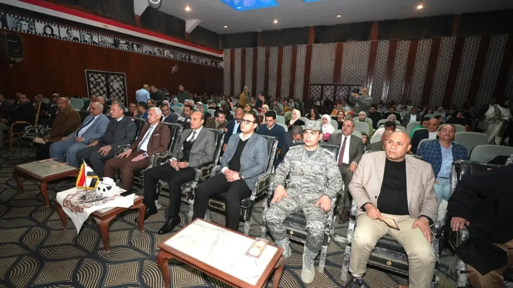 محافظ أسيوط يشهد احتفالات يوم الشهيد بمدرسة الجامعة ويؤكد: بطولات الشهداء