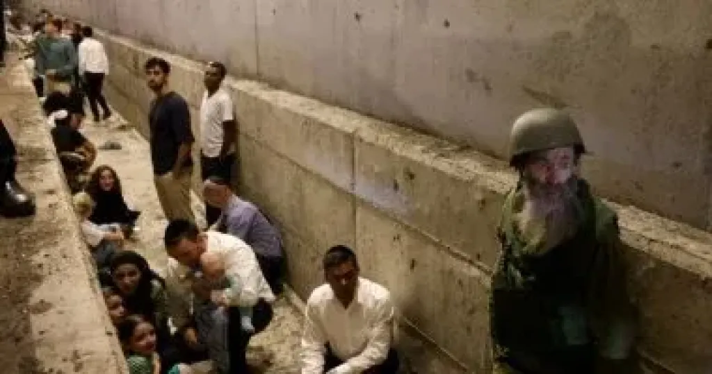 جيش الاحتلال يطالب المستوطنين بدخول الملاجئ فورا هربا من صواريخ إيران