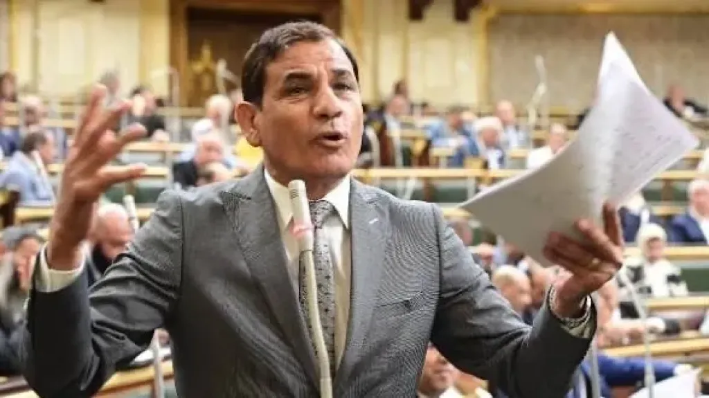 عبدالعليم داود يحذر الحكومة بعد زيادة الوقود ويطالب بخطة لمواجهة التداعيات