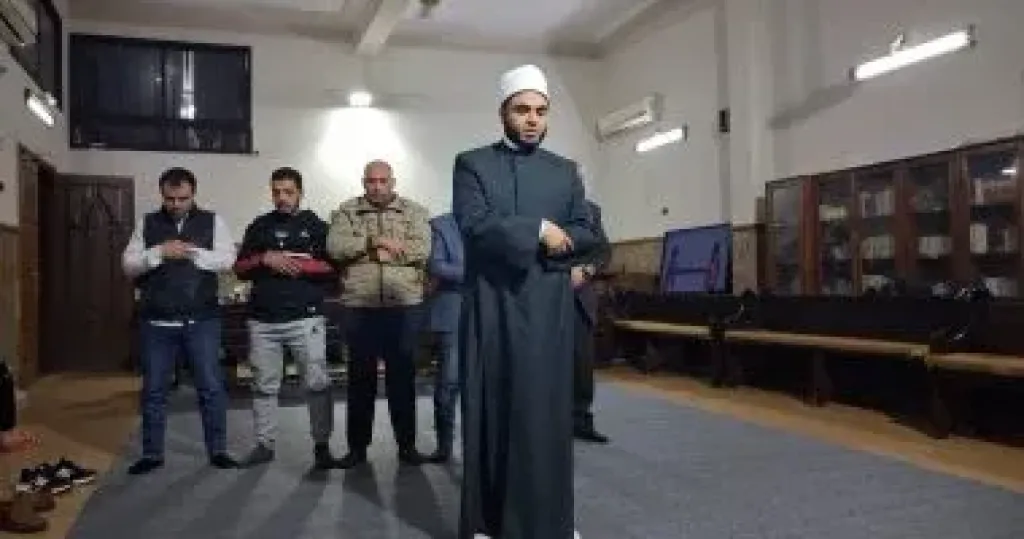 أداء صلاة المغرب داخل الكنيسة الإنجيلية بسرايا القبة خلال إفطار رمضانى