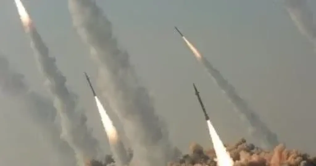 إعلام عبرى: حزب الله يطلق نحو 100 صاروخ دفعة واحدة باتجاه شمال إسرائيل