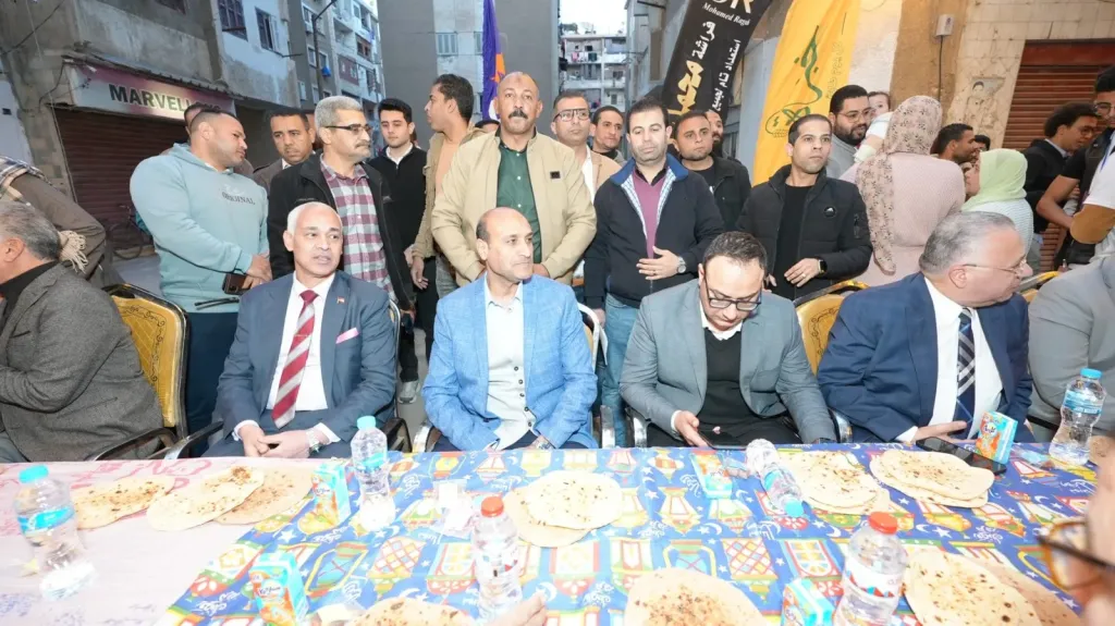 محافظ أسيوط يشارك أهالي وشباب منطقة الأربعين بحي غرب مائدة الإفطار