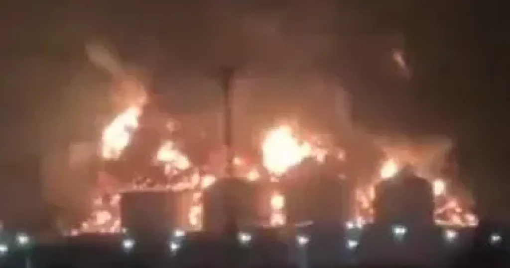 حريق هائل بخزانات وقود ميناء صلالة بسلطنة عُمان بعد استهدافه بمسيرة إيرانية