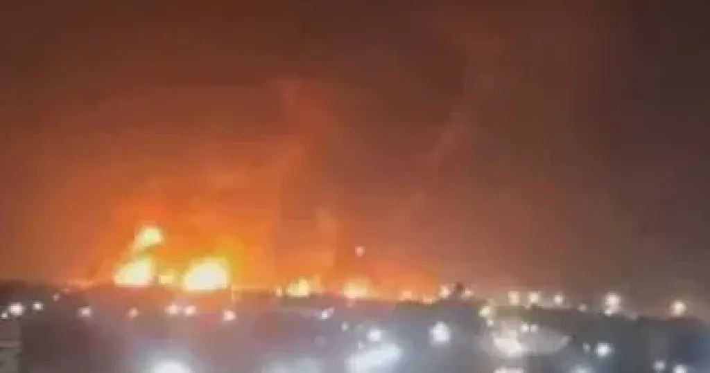 رويترز: زورقان ملغومان يصطدمان بناقلتى وقود فى العراق واندلاع حريق هائل