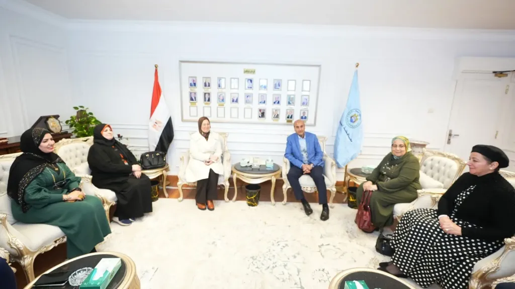 محافظ أسيوط يستقبل وفد المجلس القومي للمرأة ويؤكد دعم كامل لبرامج تمكين