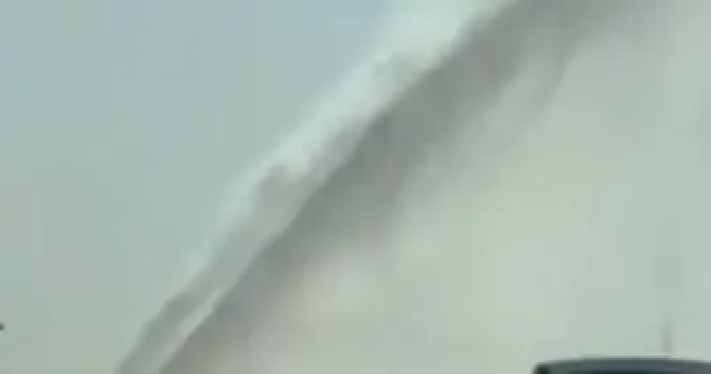 انفجار ماسورة مياه على طريق الواحات بأكتوبر يربك المرور.. صور