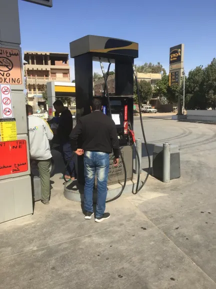 محافظ أسيوط يوجه باستمرار الحملات المكثفة على مواقف السيارات ومحطات