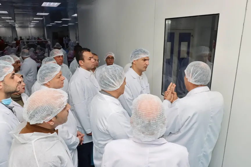 وزير الصناعة يتفقد 5 مصانع دوائية بالعبور ويؤكد دعم الدولة للتصدير والتكنولوجيا الحديثة