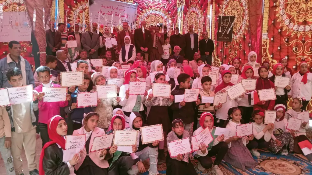 مدير تعليم أسيوط يكرم الفائزين بمسابقة حفظ القرآن الكريم بمدرسة الشهيد محمود