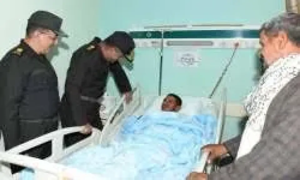 الفريق أشرف سالم زاهر يزور مصابين بمجمع الجلاء الطبى للقوات المسلحة