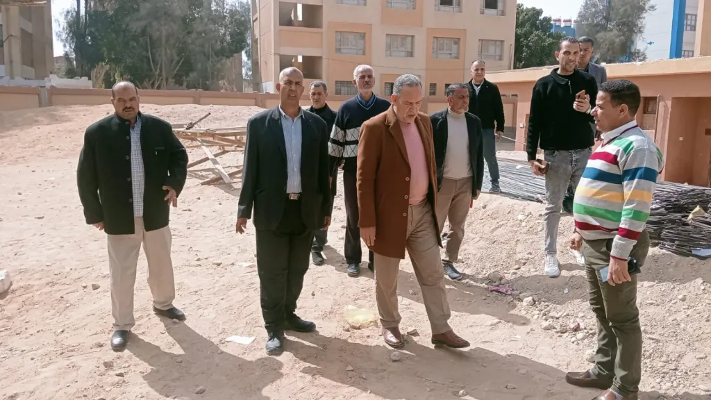 وكيل وزارة التعليم بأسيوط يتفقد أعمال إنشاء جناح توسع بمدرسة الشهيد محمود