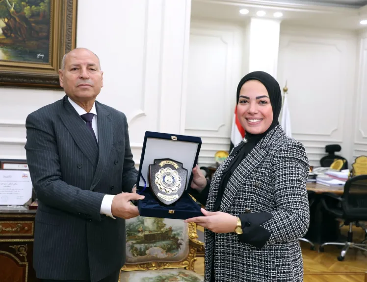 محافظ القاهرة يهدى الإعلامية آية عبدالرحمن درع المحافظة لجهودها ودورها البارز فى فعاليات افطار المطرية
