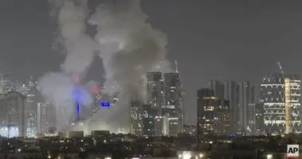 انفجارات في سماء تل أبيب وإنذار إسرائيلي بإخلاء مناطق جنوب لبنان