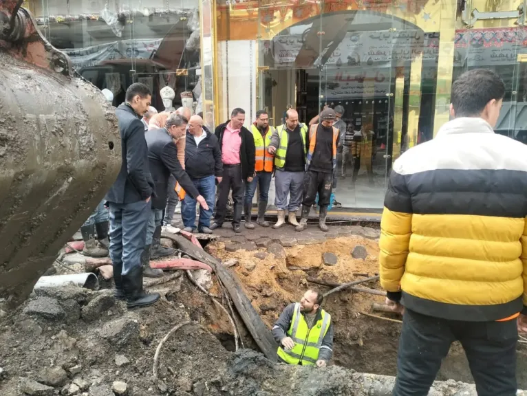 محافظ القاهرة يتابع إصلاح كسر ماسورة مياه بشارع الترعة البولاقية”