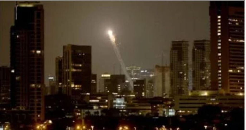 سقوط صاروخ إيرانى عنقودى على مبنى جنوب تل أبيب واندلاع حريق