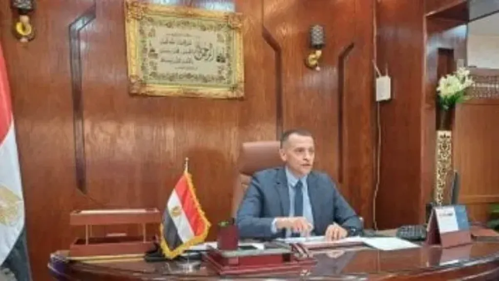 محافظ أسوان يصدر قراراً بحركة تنقلات محدودة بالمحليات لرفع كفاءة العمل