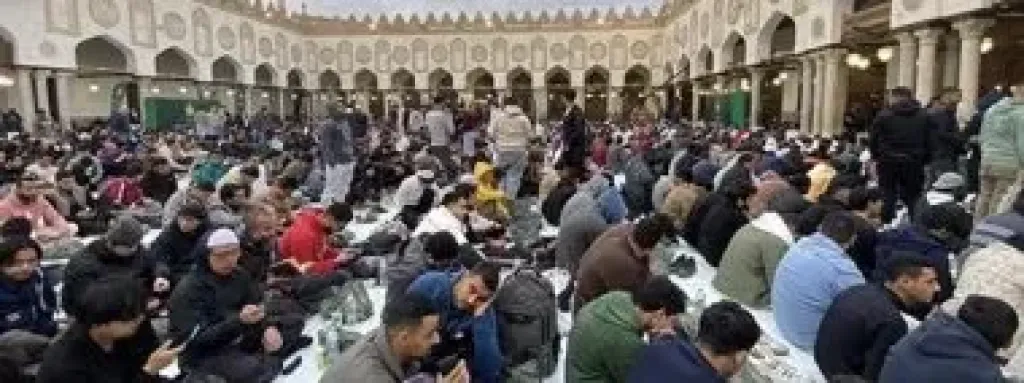 وكيل الأزهر يشارك الطلاب الوافدين مائدة الإفطار ويتابع انتظامها بصحن الجامع