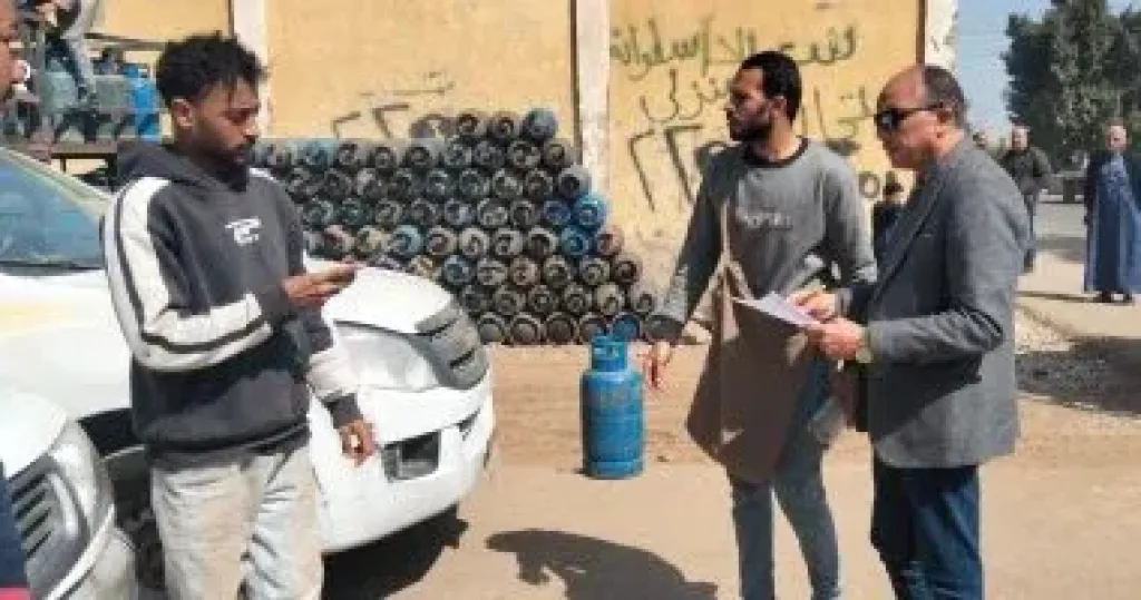 محافظ الجيزة: توزيع 950 أسطوانة بوتاجاز إضافية بقريتى إتريس وأبو غالب
