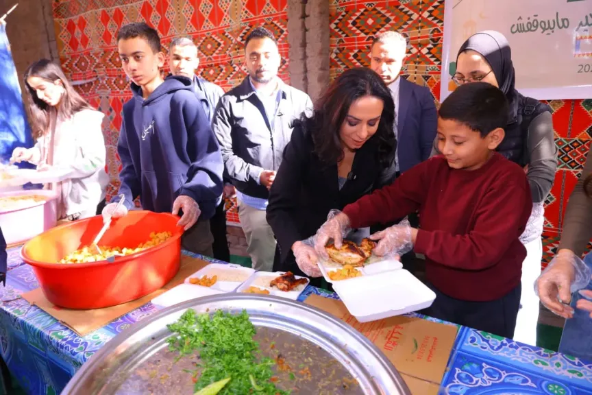 وزيرة التضامن الاجتماعي تتفقد مطبخ إطعام ”مبادرة مائدة”.. وتشارك شباب المتطوعين إعداد وجبات الإفطار