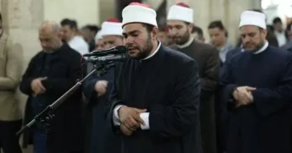 أئمة قبلة الجامع الأزهر يؤدون صلاة التراويح في الليلة السادسة والعشرين من رمضان